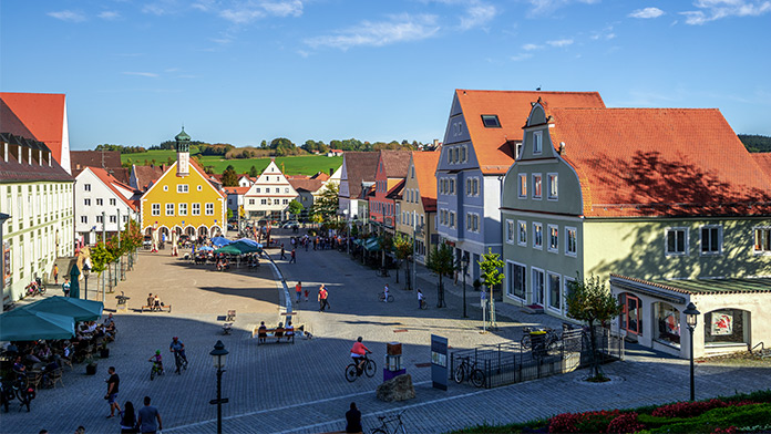 Panoramablick auf den Marktplatz mit Rathaus in Ottobeuren