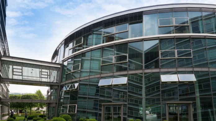 Foto von einem Bonner KfW Gebäude genannt "Linse", das mit dem LAP 1 Gebäude verbunden ist. In der Linse sind hauptsächlich Besprechungsräume enthalten. 