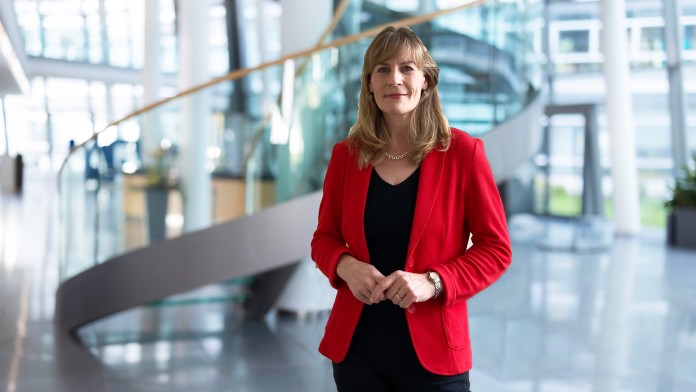 Jutta Römer aus dem Recruitingteam der KfW, Portraitaufnahme im Foyer in LEP 1 in Bonn