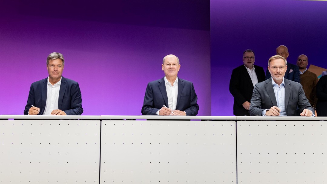 Bundeswirtschaftsminister Robert Habeck, Bundeskanzler Olaf Scholz u. Bundesfinanzminister Christian Lindner bei der Unterzeichnung der WIN-Initiative