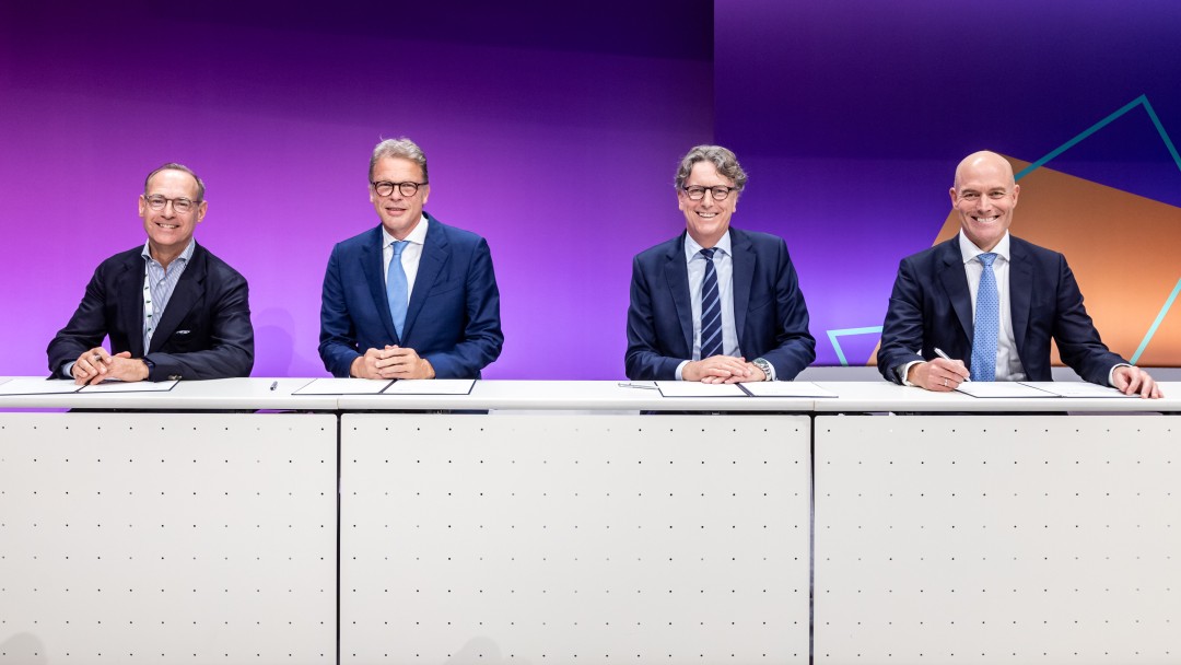 Oliver Bäte (CEO Allianz), Christian Sewing (CEO Deutsche Bank), Stefan Wintels (CEO KfW) u. Dirk Schmitz (BlackRock) bei der Unterzeichnung der WIN-Initiative