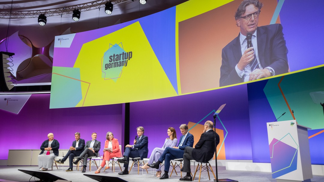 Ulrike Hinrichs (BVK), Robert Habeck (BMin BMWK), Christian Lindner (BMin BMF), Angela Wefers (Börsenzeitung), Stefan Wintels (KfW), Verena Pausder (Startup-Verband), Christian Sewing (Deutsche Bank) u. Oliver Bäte (Allianz)