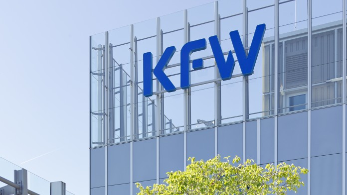 Dachterrasse der KfW Frankfurt. Blick auf das KfW-Logo des angrenzenden Gebäudeteils. 