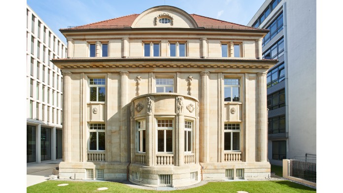 Außenansicht der Villa 102, ein neoklassizistisches Gebäude.