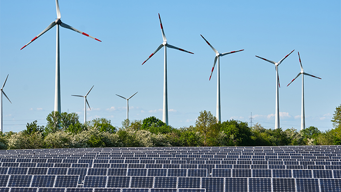 WIndkrafträder und Solaranlage im Grünen