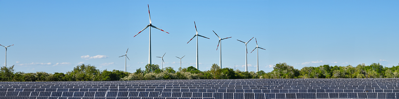 WIndkrafträder und Solaranlage im Grünen