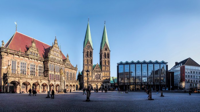 Blick auf einen Platz vor modernen und historischen Gebäuden