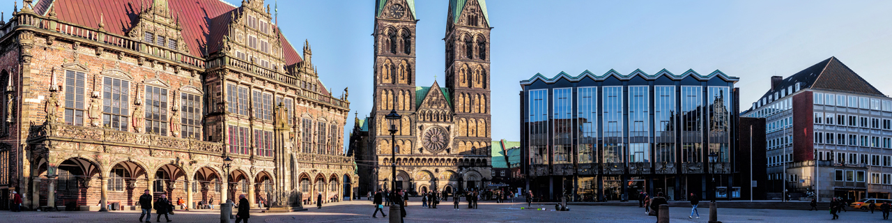 Blick auf einen Platz vor modernen und historischen Gebäuden