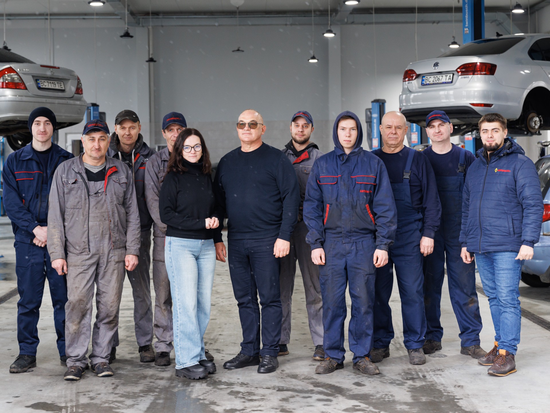 Gruppenfoto von Mitarbeitern r Autowerkstatt in der Region Lwiw in der Ukraine