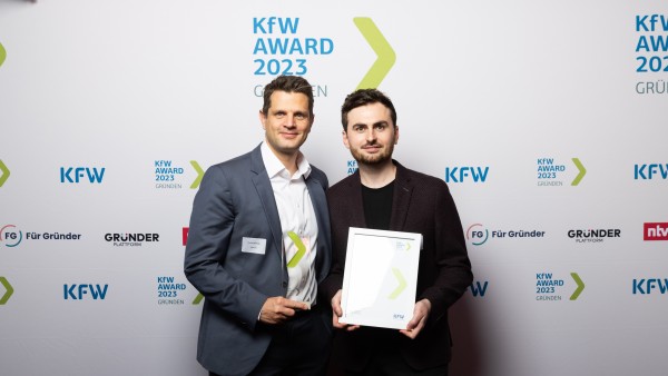 Stefan Reininger and Fabio Enge from Ankaadia GmbH, winners of the KfW Gründen Award 2023 in Hessen, photographed at the award ceremony in Berlin