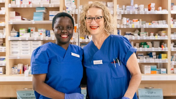 Zwei Krankenschwester im Medikamentenraum