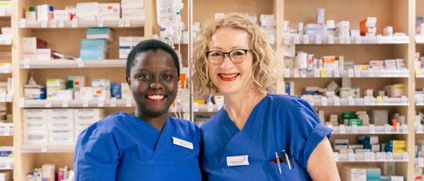Zwei Krankenschwester im Medikamentenraum