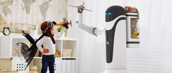 EIn Kind steht vor einem Roboter von Neura
