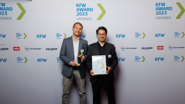 Dr. Szymon Krupinski und Arturo Gomez Chavez von der Firma WasteAnt GmbH während der Preisverleihung des KfW Awards Gründen