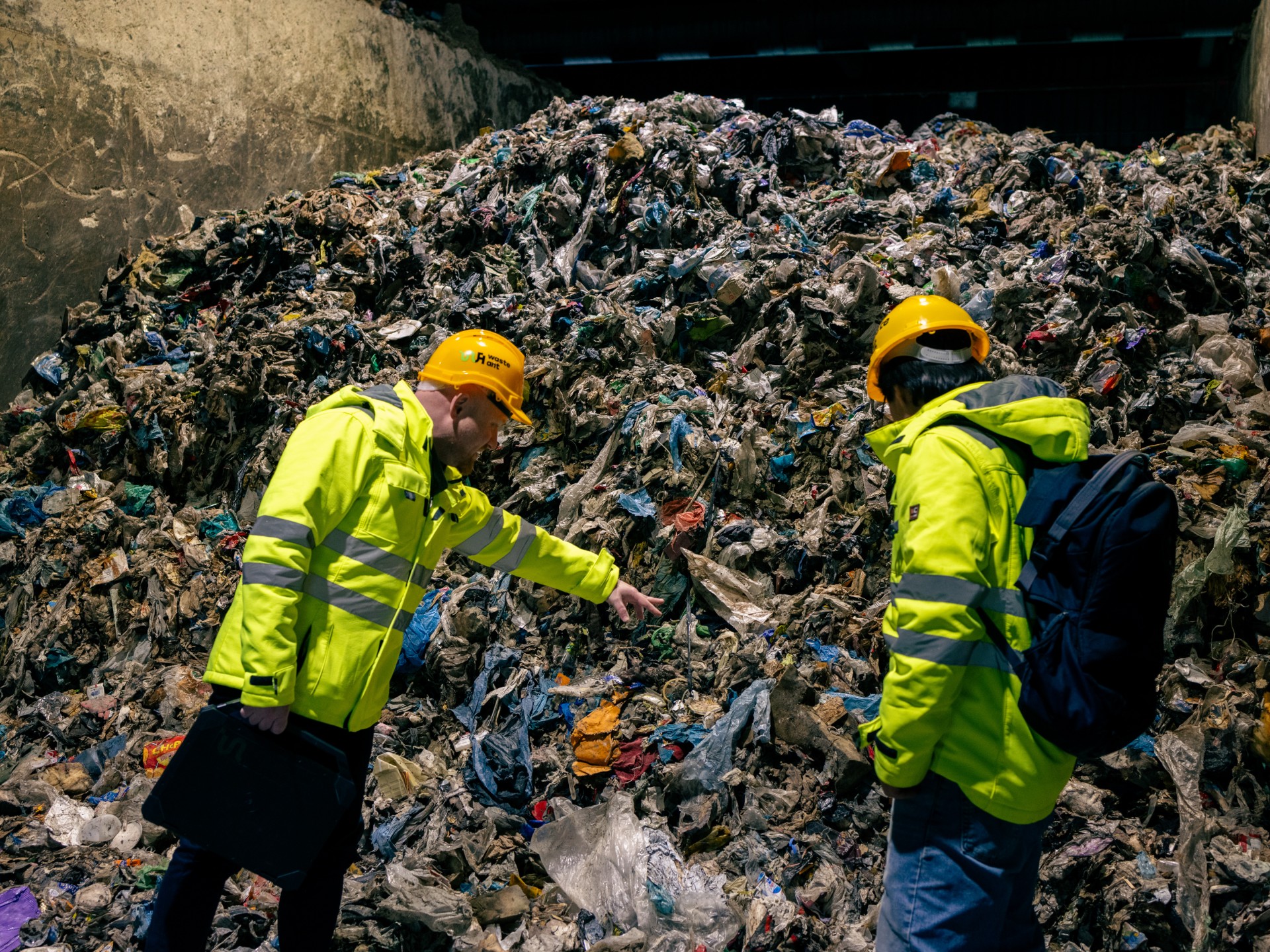 Unsorted waste in a waste incineration plant. This low-quality waste can only be incinerated.