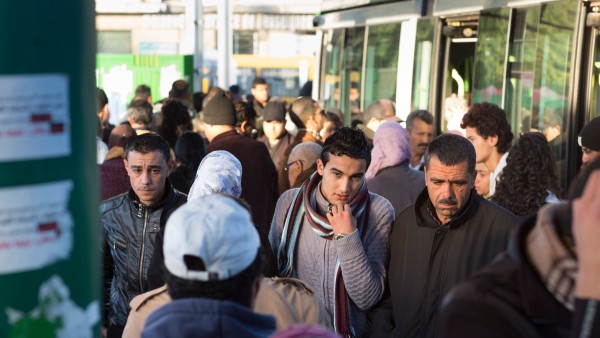 Pendler drängen sich auf einer Bahnhaltestelle in Tunis